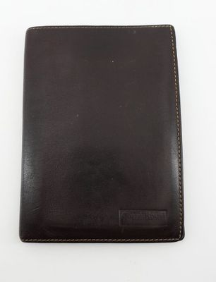 un portefeuille en cuir noir avec des coutures marron sur le devant