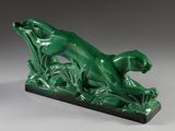 sculpture en marbre vert représentant un chien et un chat, posée sur un socle vert