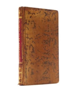 un vieux livre à la couverture rouge posé sur une surface blanche