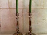 deux bougies posées sur un comptoir