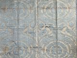 une image représentant un tapis bleu orné d'un motif