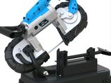 une petite machine bleue et blanche posée sur un socle