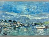 une peinture représentant une scène portuaire avec des bateaux sur l'eau