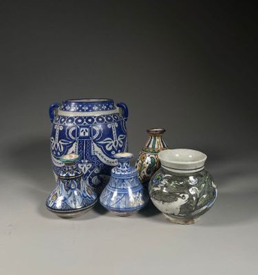 AFRIQUE du NOD - XXe siècle. Lot de cinq VASES à décor flora…