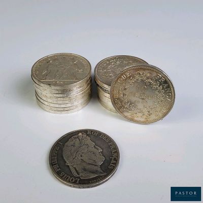 une pile de pièces posée à côté d'une pièce sur une table