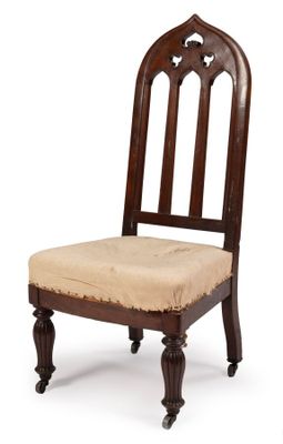 une image représentant une chaise sur laquelle est posé un coussin