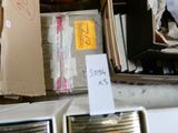 une boîte avec une étiquette de prix à côté d'une pile de boîtes