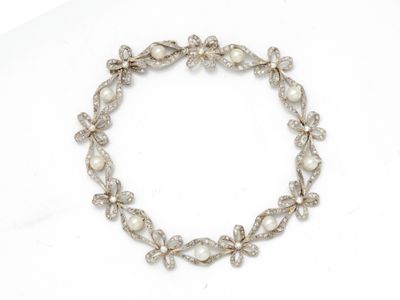 un gros plan sur un bracelet orné de perles et de diamants