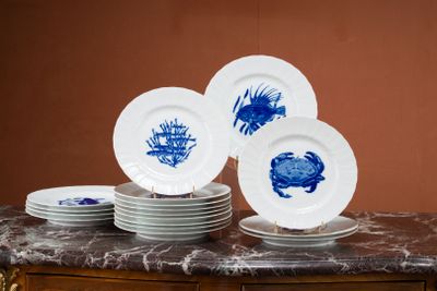 beaucoup d'assiettes posées sur une table