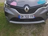 l'avant d'une voiture grise sur laquelle est collé un autocollant coloré