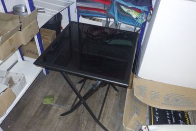 une petite table noire avec un plateau noir dans une pièce