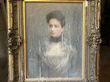 peinture d'une femme en robe blanche dans un cadre doré
