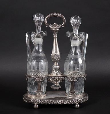 trois vases en verre posés sur un socle en argent