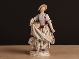 une image représentant une figurine de femme tenant un panier de fleurs