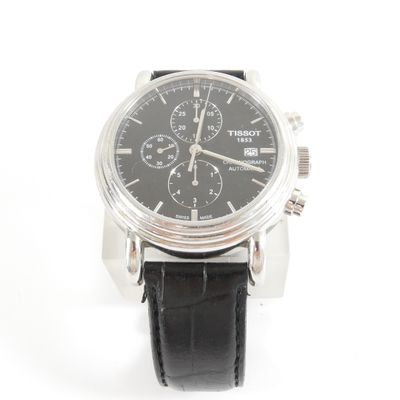 gros plan d'une montre-bracelet avec un cadran noir