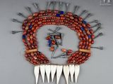 un gros plan sur un collier composé de perles et de dents