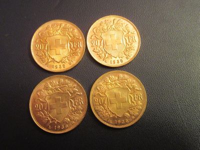 trois pièces d'or posées sur une surface noire