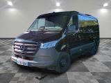 une camionnette noire garée dans une pièce