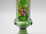 une image représentant un vase vert posé sur une table blanche