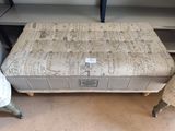 un matelas posé sur une table