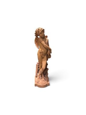 statue d'une femme tenant un vase sur fond blanc