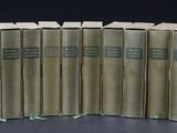 six livres sont empilés sur une table