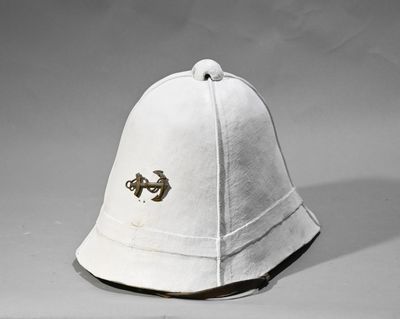 un chapeau blanc sur lequel est représenté un chien