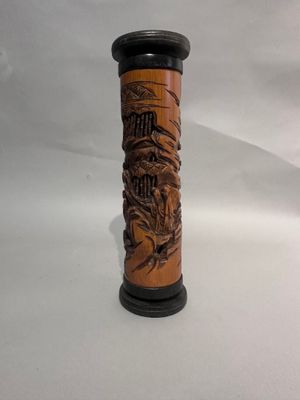 an image of a vase that has a dragon on it