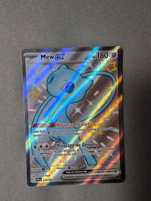 gros plan d'une carte pokemon sur une table