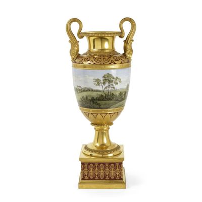 un vase en or orné d'un paysage