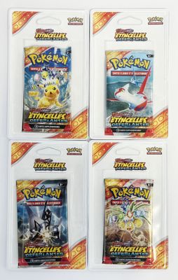quatre paquets de cartes à collectionner Pokémon dans un emballage en plastique
