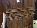 un grand meuble en bois au milieu d'une pièce