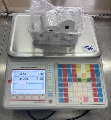une image représentant une balance sur laquelle est posé un rouleau de papier toilette