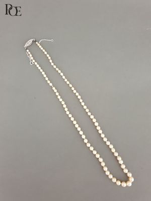 Collier composé de perles de taille dégressives, fermoir ova… - Photo 1