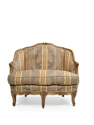 Marquise en bois de hêtre mouluré et sculpté à décor de fleu…
