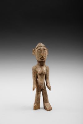 une petite figurine représentant un homme coiffé d'un chapeau