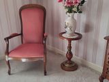 une chaise et une table dans une pièce aux murs rayés