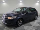 une voiture bleue est garée sur le sol à carreaux d'un garage