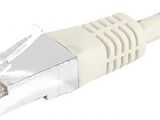 un gros plan d'un câble Ethernet blanc sur fond blanc