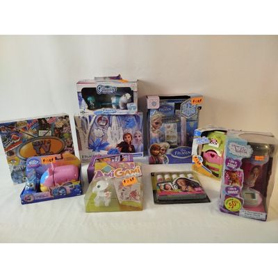 un grand nombre de jouets posés sur une table