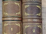 plusieurs vieux livres sont empilés sur une table