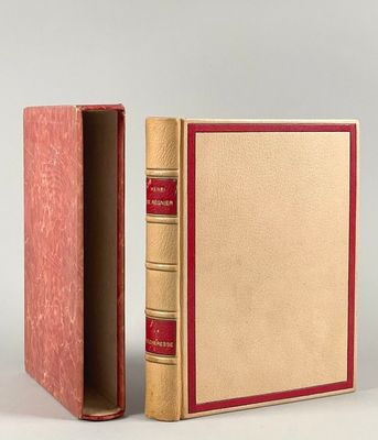 un livre ouvert à la couverture rouge posé sur une surface blanche