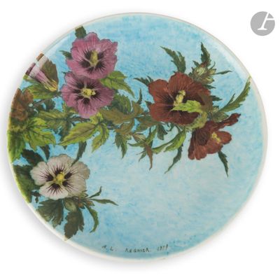 une image représentant une assiette sur laquelle sont peintes des fleurs