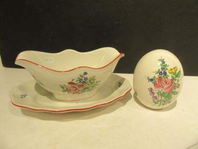 un bol blanc et une soucoupe posés sur une table