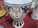 un grand bol posé sur une table, à côté d'autres vases