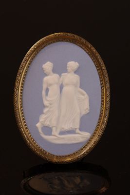 THARAUD à Limoges. Médaillon en biscuit à décor de femmes dr…