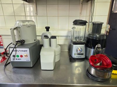 de nombreux mixeurs différents posés sur le plan de travail de la cuisine