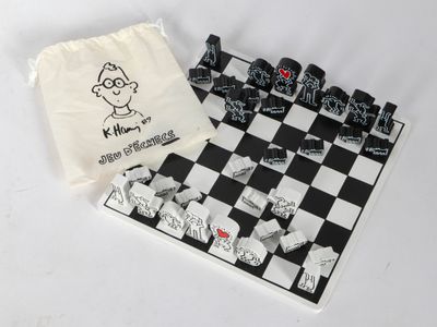 un échiquier noir et blanc sur lequel sont posés des dés