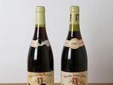 deux bouteilles de vin posées sur une table en bois