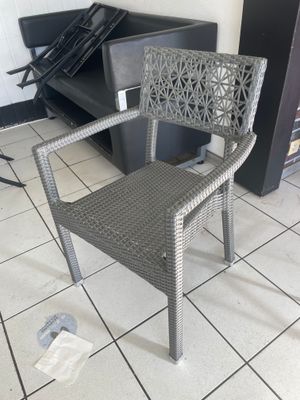 une chaise posée sur le sol de la pièce